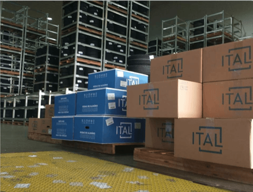 Frete Dedicado - Caixas empilhadas